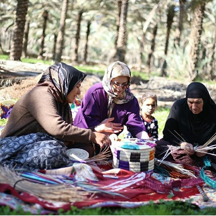 توانمندسازی زنان روستای «طلحه» با یک هنر دستی برگرفته از برگ و بار نخل ها