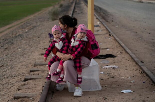مادر پناهجوی اوکراینی و ۲ فرزندش در مرز ایالات متحده آمریکا و مکزیک