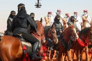 رژه و حضور زنان عربستان سعودی در جشنواره شتر برای اولین بار